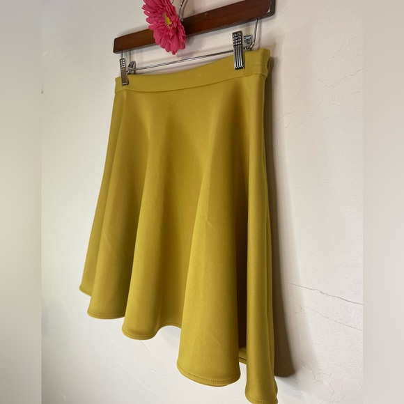 Bar lll~Fun Flaring Polyester/Spandex Skirt~Back Zipper~Waistband~Size M - Picture 3 of 8